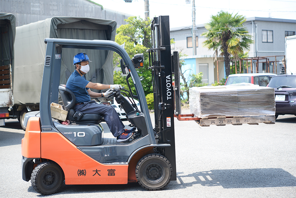 フォークリフトを運転している